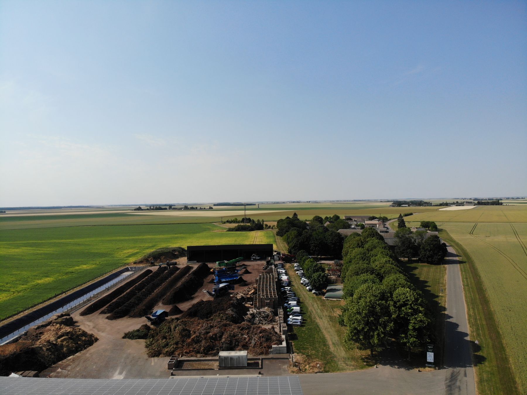 Vue aérienne de la ferme Organo Beauce à Éole-en-Beauce : exploitation agricole et plateforme de compostage